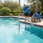 تنظيف المسابح